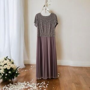 Cachet Evening Gown Metallic Beaded Bodice & Flowing Chiffon Skirt Size 8